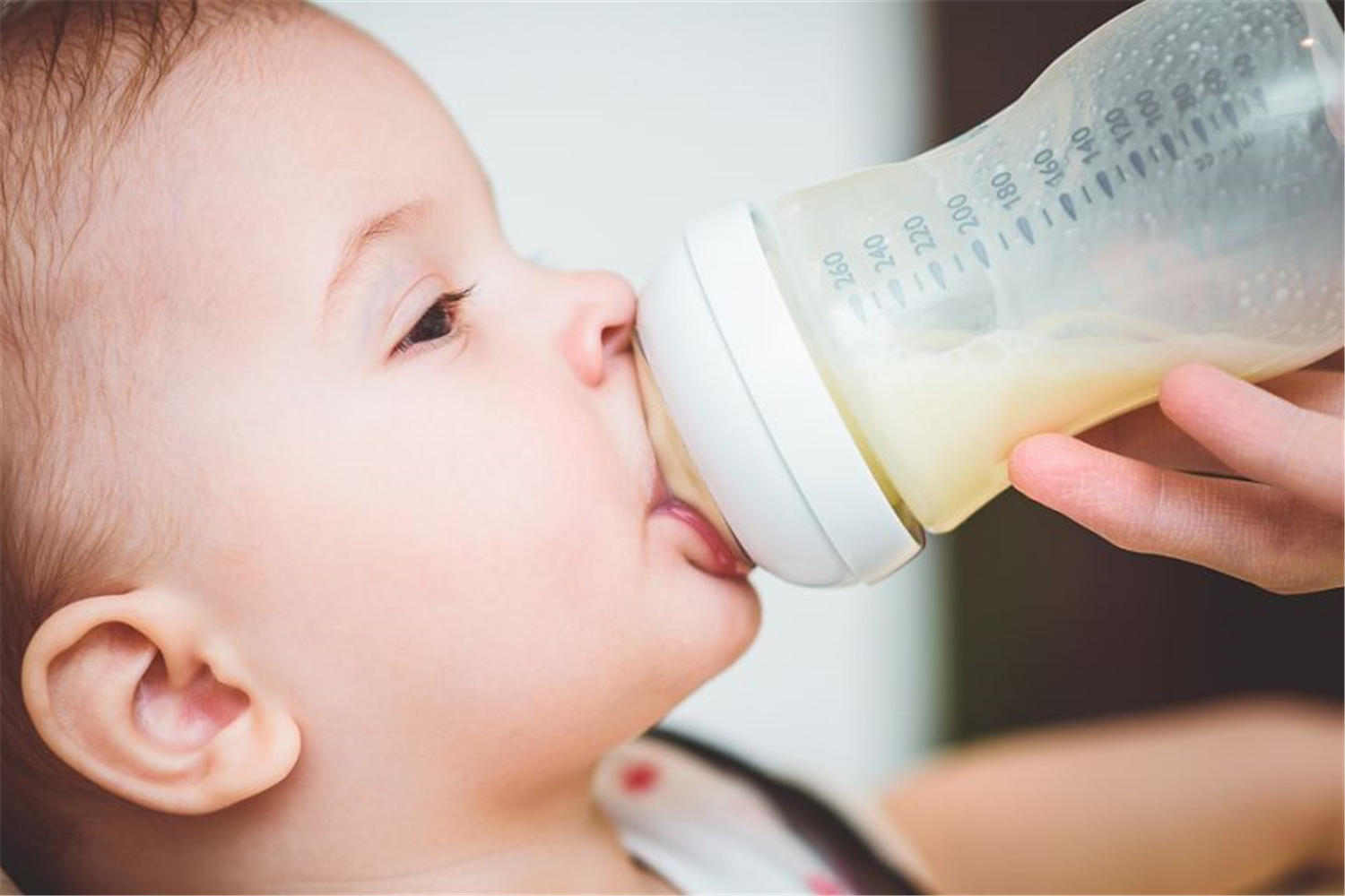 宝宝总是吐奶怎么避免,宝宝总溢奶过度喂养怎么办