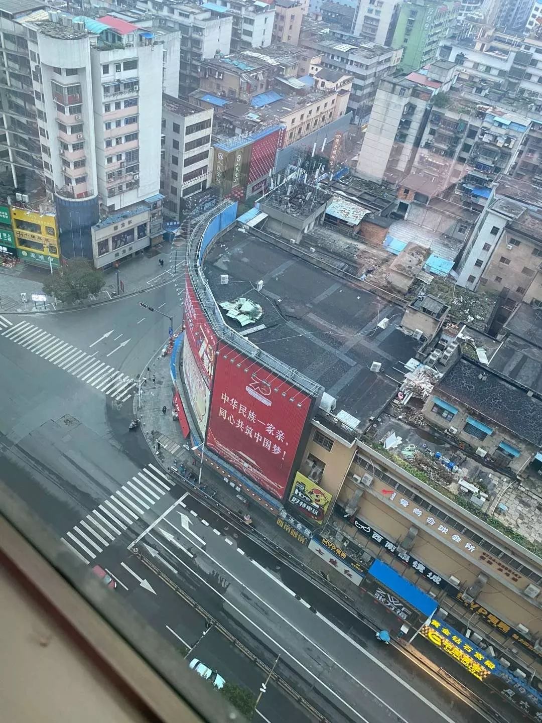 疫情下的县城夜晚照片真实,疫情时期农村的真实生活