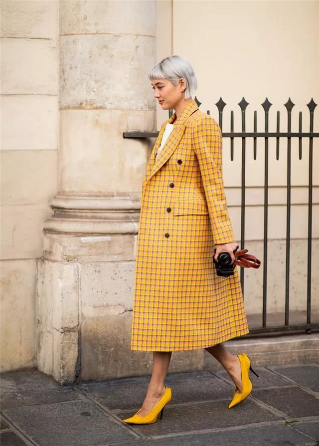 丝巾搭配西装裙子,小丝巾搭配西装外套的最新方法