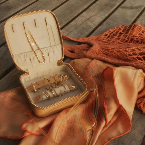 有时候质感就体现在小小的配件上，一件可以陪你穿梭日常的珠宝