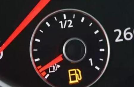 油表报警灯亮了还能跑多远,汽车油表灯报警后还能跑多少公里