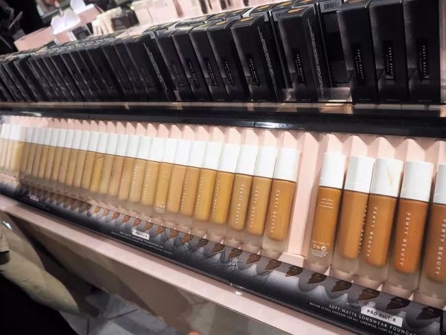 流行天后蕾哈娜“不务正业”都去干嘛了