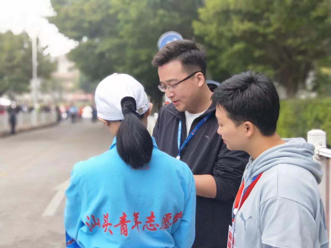 在街头当志愿者,凌晨四点出门当志愿者