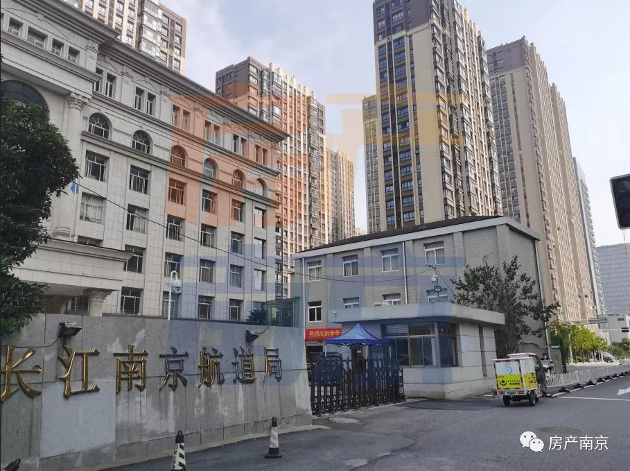 商务区无商务、300米地标成停车场！鼓楼滨江，我还要等你多久？