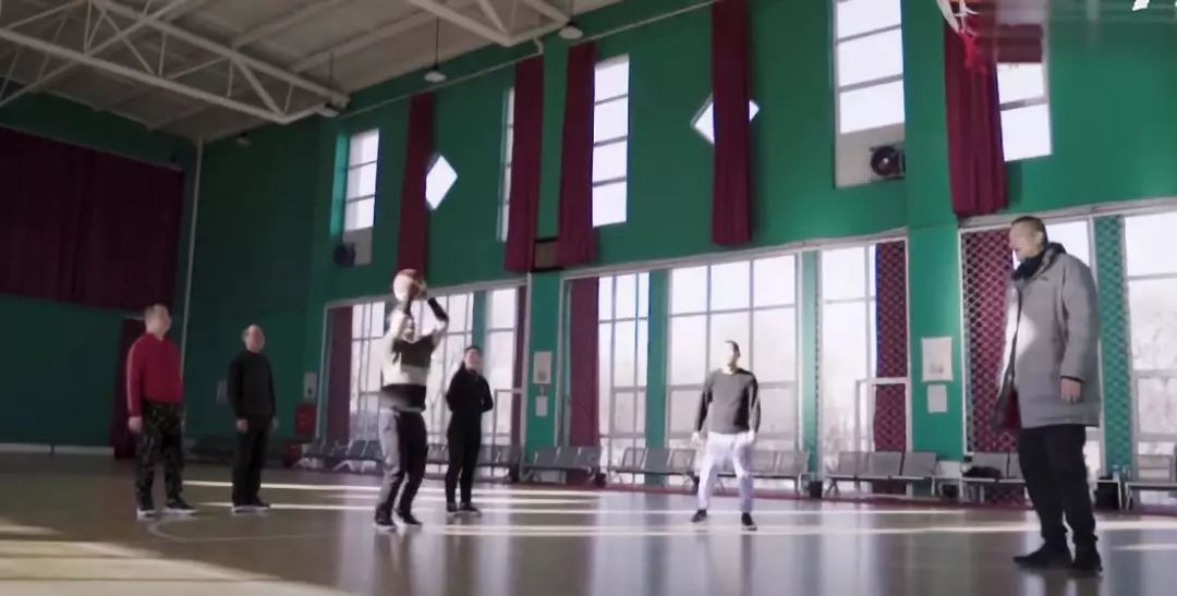 惊动央视,姚明都来致敬。他“一个人”组成篮球队后,打败了死神