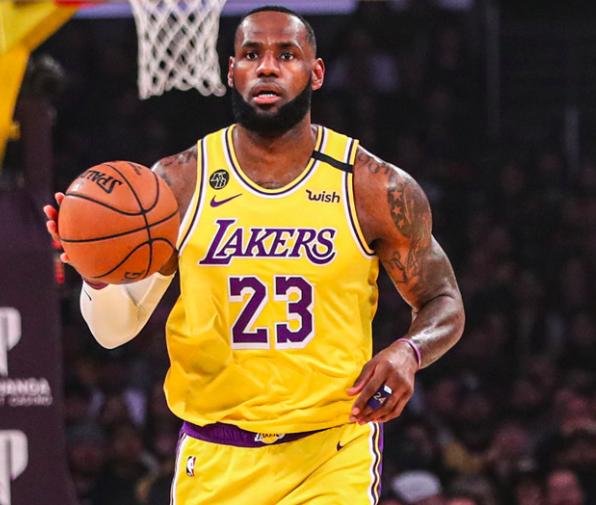 詹皇最后一攻传球又引争议！多图详解阅读防守绝技，堪称控场大师