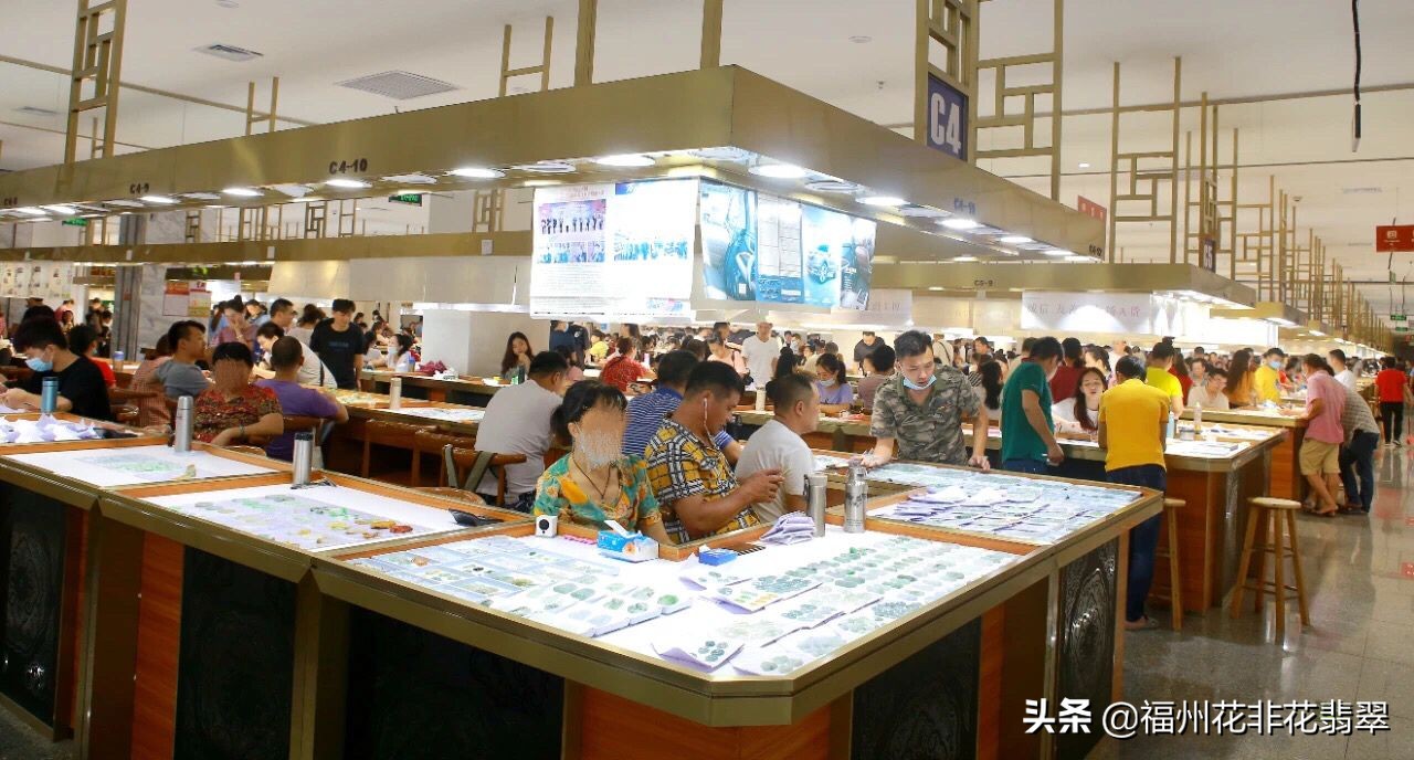 熊孩子把翡翠弄到一地,熊孩子扯翻一桌翡翠损失十几万