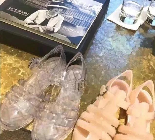 香奈儿的最新款凉鞋,香奈儿黑色发光凉鞋