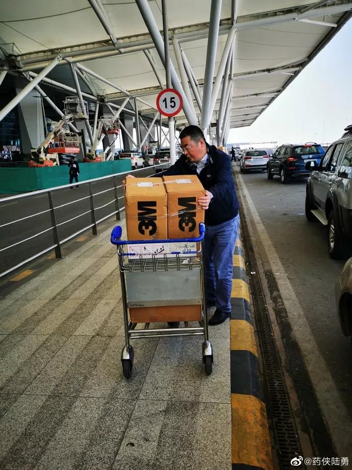 他在印度坐着三轮车狂奔，就为了抢3000个口罩……