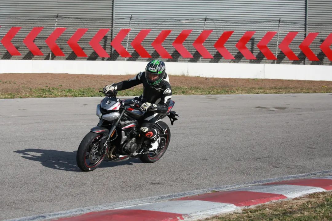 moto2凯旋极速,凯旋765rsmoto2限量版试驾