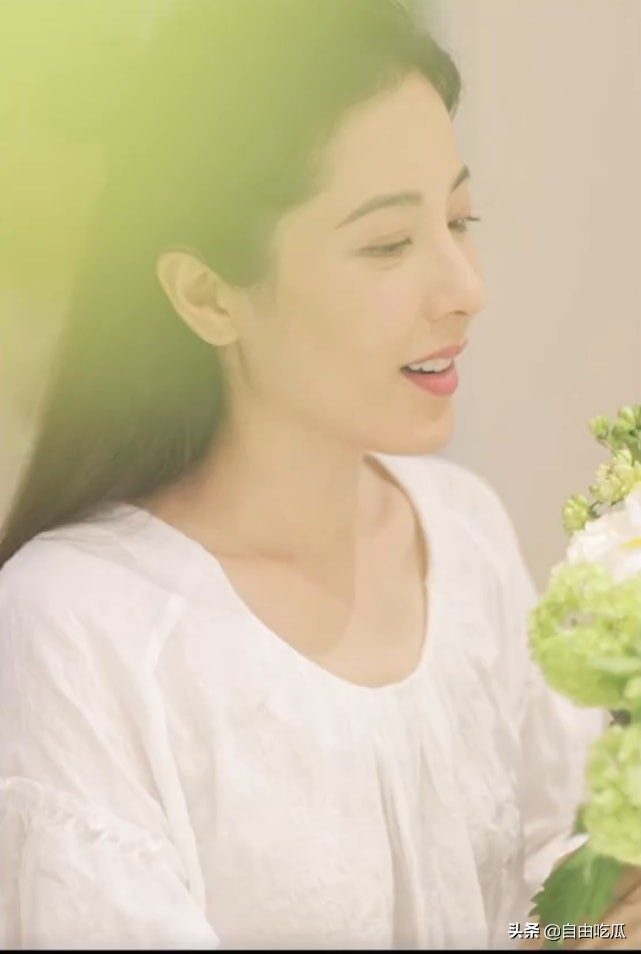 43岁曾黎皮肤白皙对镜甜笑,43岁曾黎发型图片