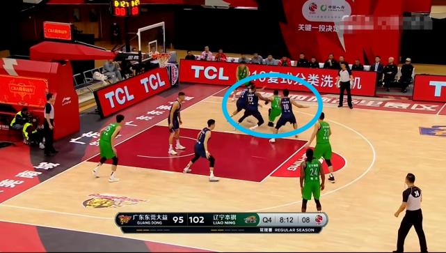 郭艾伦被裁判抱怨,赵睿对郭艾伦的抢断