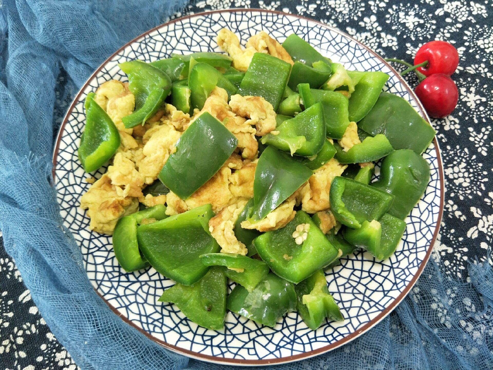 青椒炒鸡蛋,怎样才能又脆又绿,教你详细做法,香嫩好吃