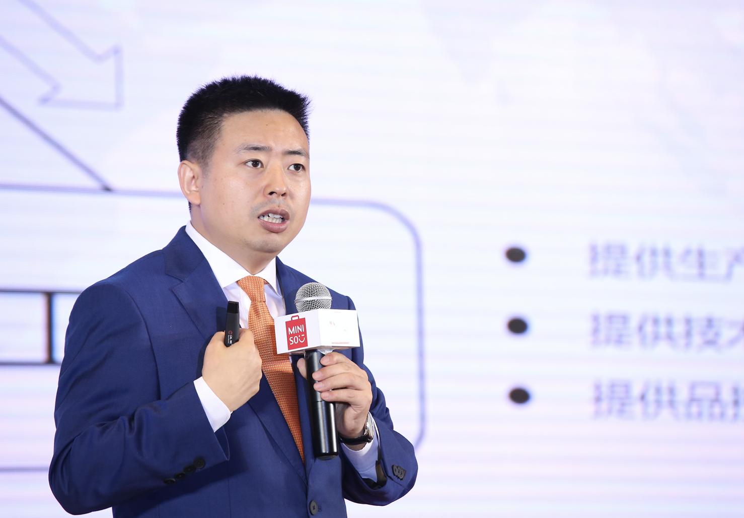 带领“十元店”走向世界，叶国富是谁？