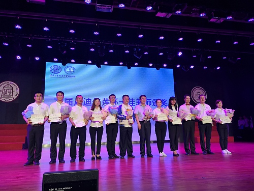 乡村小学生为老师庆祝教师节,小学生集体庆祝教师节