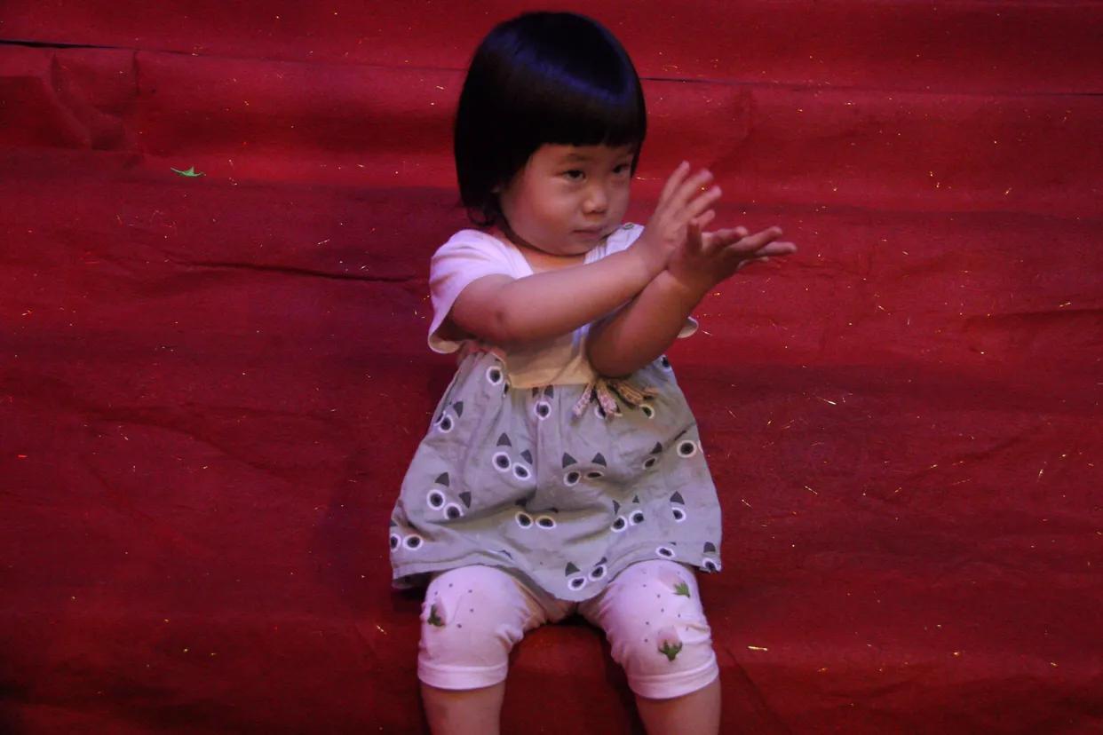 超龄儿童戴红领巾图片,戴红领巾的小朋友六一儿童节