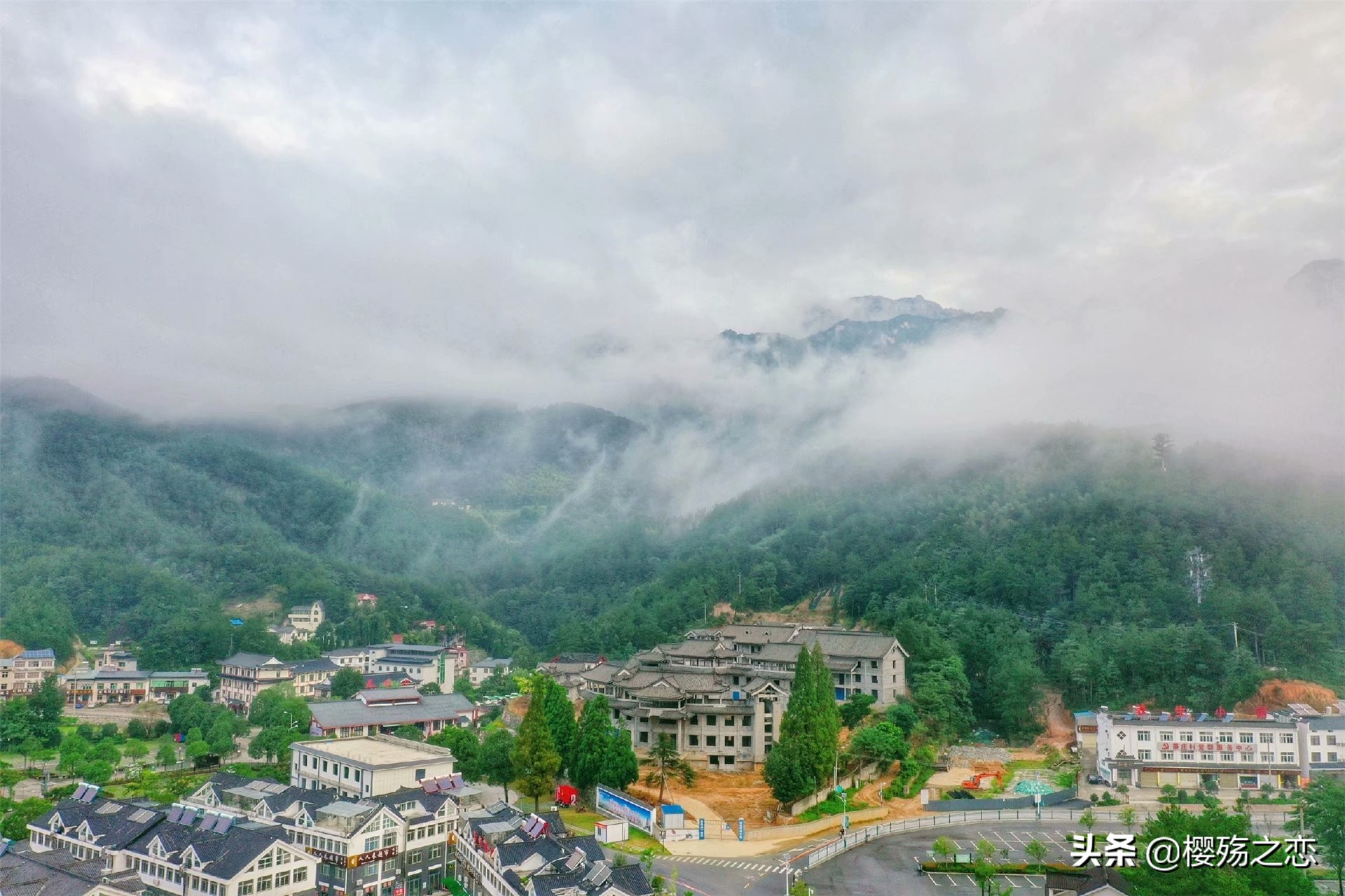 天柱山里的风景就是这么美,一个充满俄罗斯风情的梦幻城堡