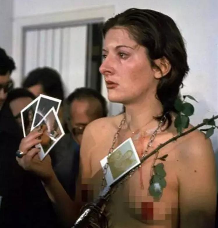 新娘被迫与公公激吻17秒，这也是习俗？中国式婚闹到底闹什么