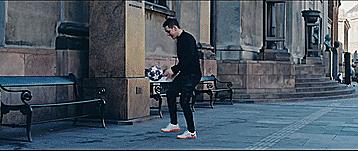 职业足球运动员教你如何颠球,足球教学颠球优质课