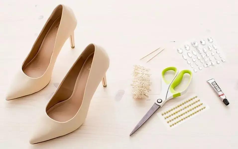 买了双白色高跟鞋，嫌太单调，稍加改造就美过新娘鞋，附教程