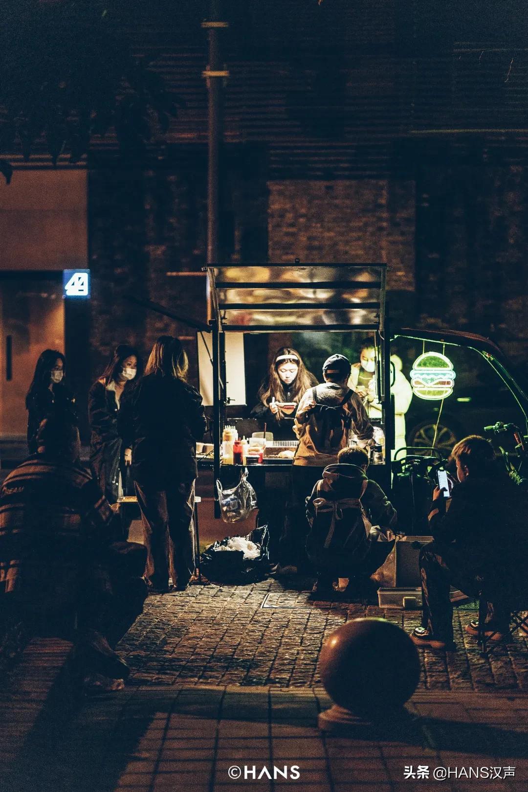 武汉神秘三角地，马路牙子上的通宵派对