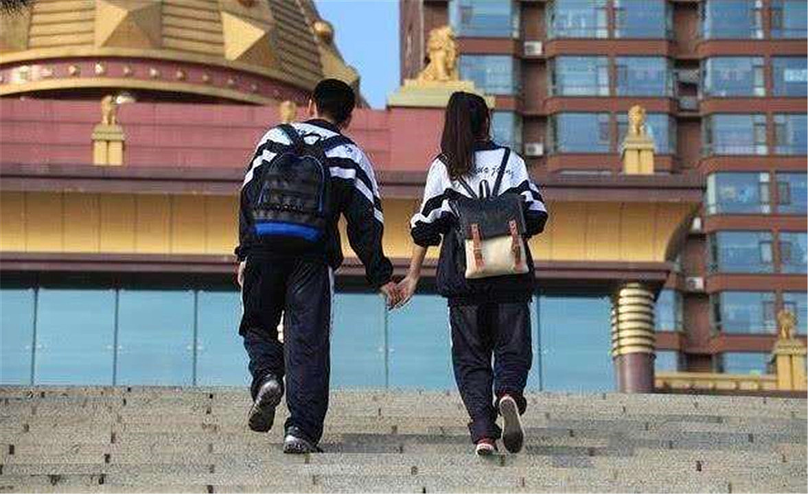 11岁儿子约女同学家里打游戏,不料监控拍下这画面,爸爸左右为难