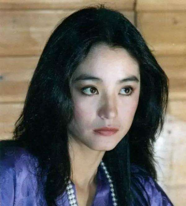 关之琳眼睛什么颜色的眼影,关之琳复古红唇妆