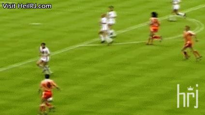 足球史上最全能支点中锋!他可以在中锋、前腰和边锋之间无缝衔接!