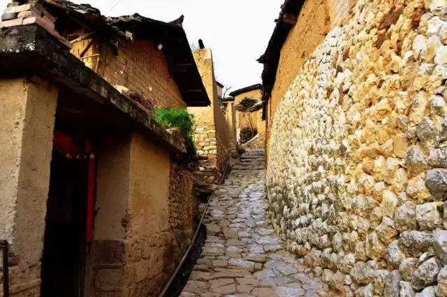 云南这个村子百家相连,一不留神就走到人家房顶上了