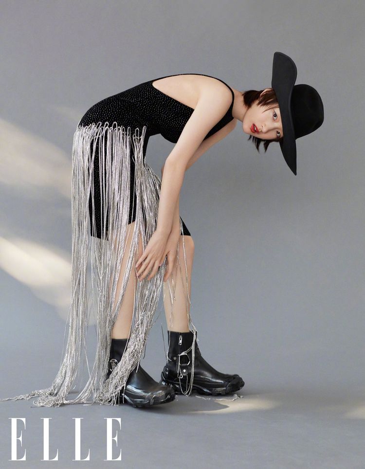 周冬雨最新一组封面大片,周冬雨红毯照曝光一身酷装