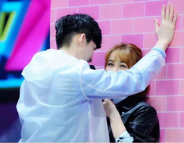 和吴昕炒cp的男歌手 (明侦吴昕张若昀cp)