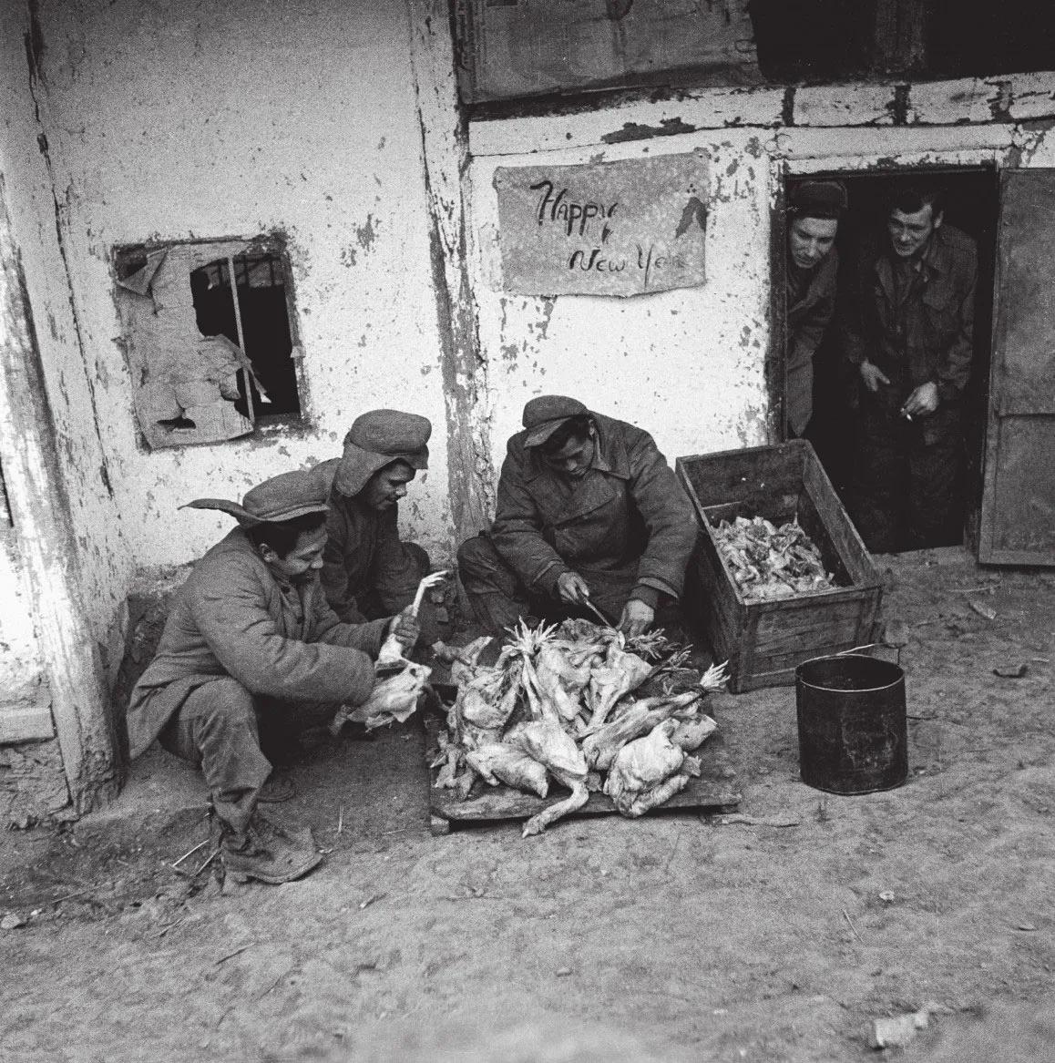 圣诞晚会上，碧潼战俘营的“联合国军”战俘们高呼：志愿军万岁