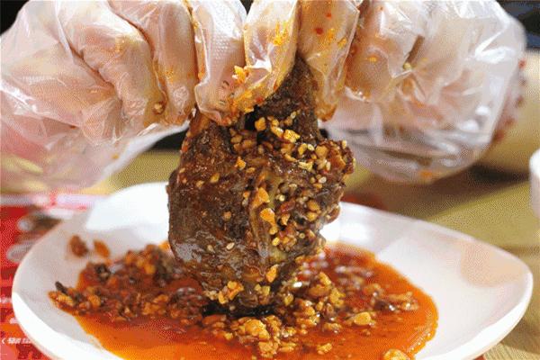 来成都必吃的鸭脑壳,来成都一定要吃麻辣兔头