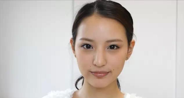 肤色偏黑想化妆成冷白皮怎么办,肤色黑怎么化妆不显老