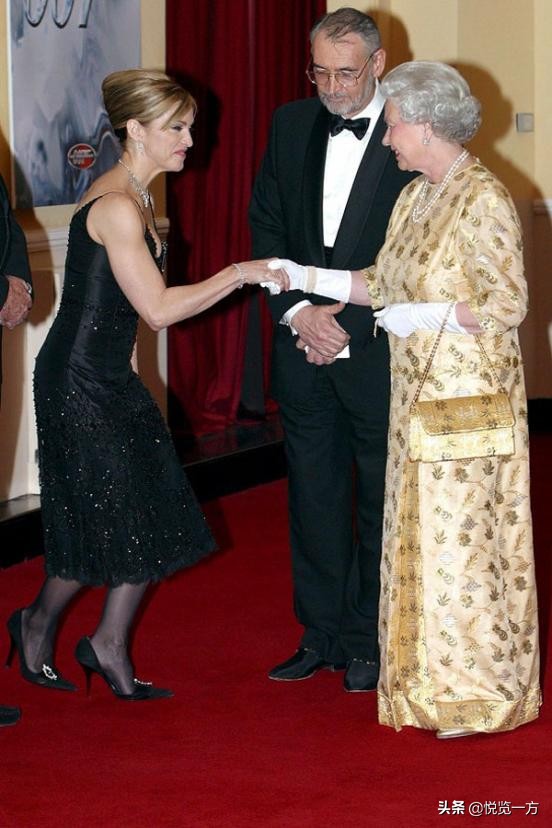 安吉丽娜朱莉与凯特温斯莱特,英女王见英王太后要行礼吗