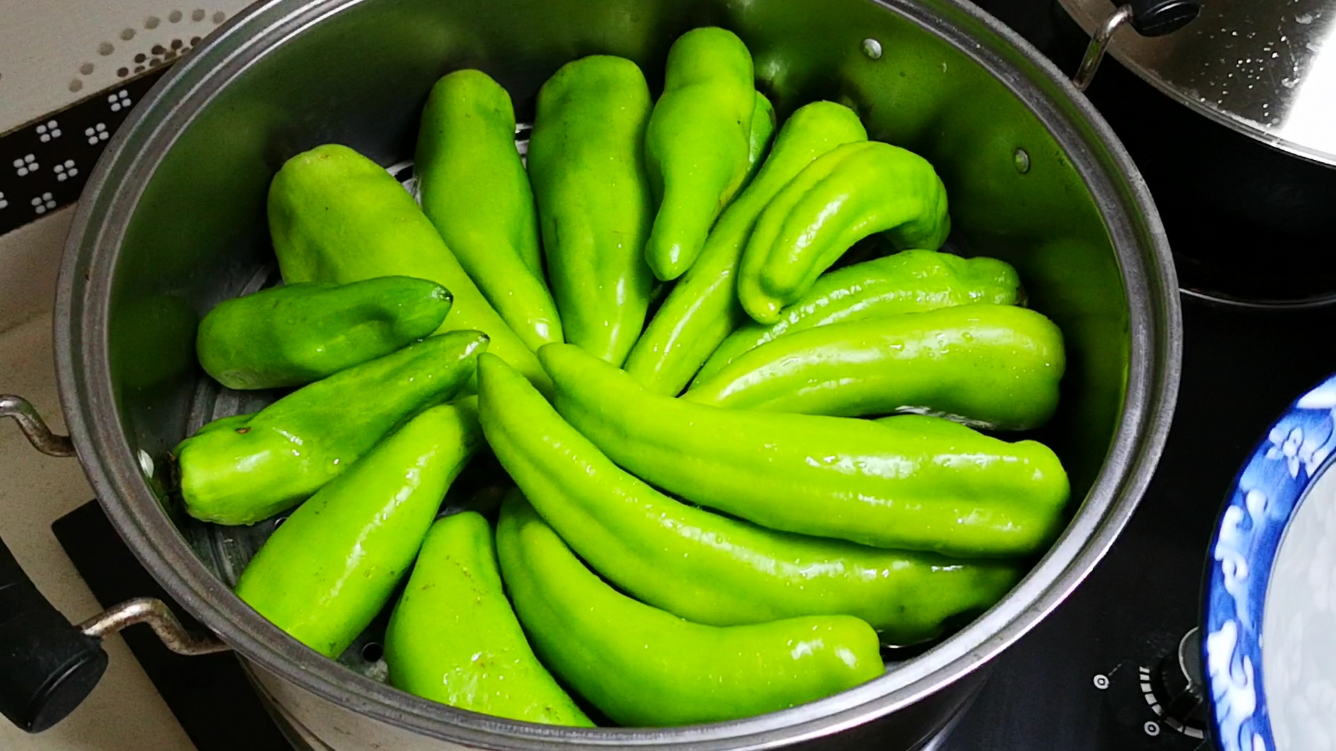 尖辣椒放在锅里蒸一蒸,辣椒放锅里蒸一蒸