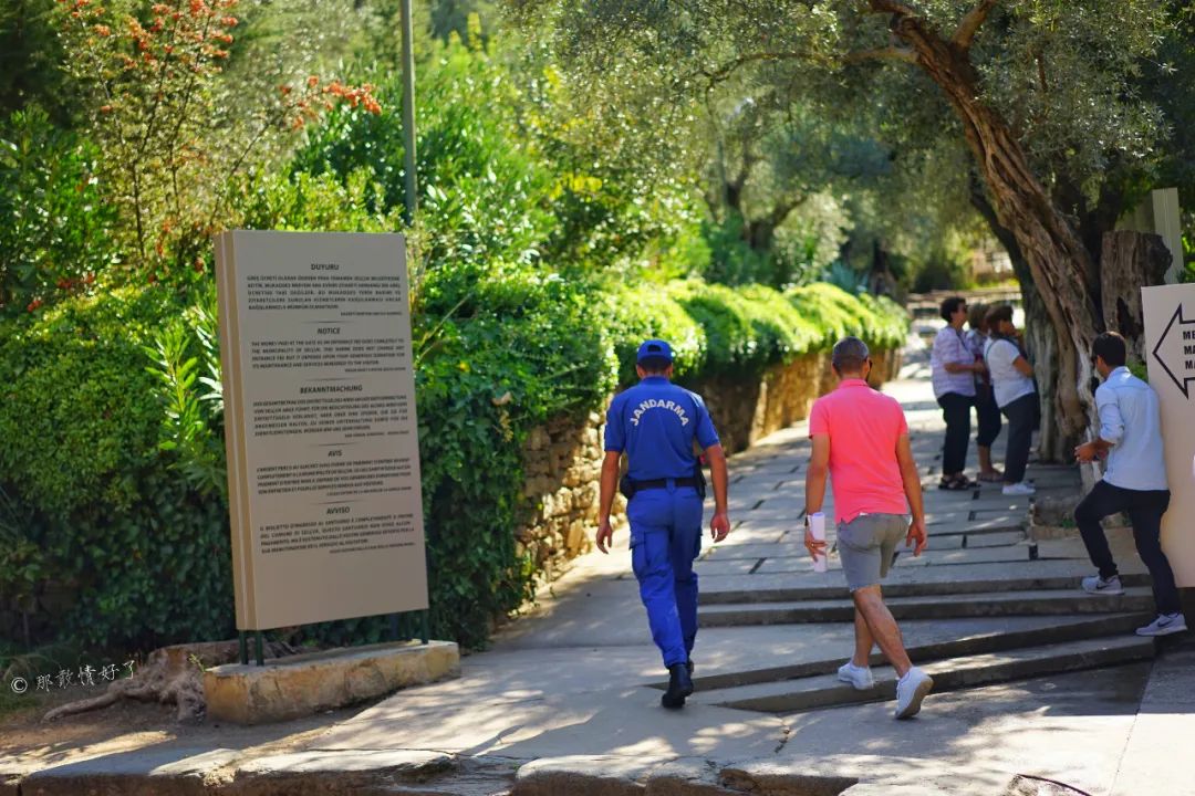 据说塞尔丘克的山坡上的许愿墙很灵验，好多土耳其人来此许愿