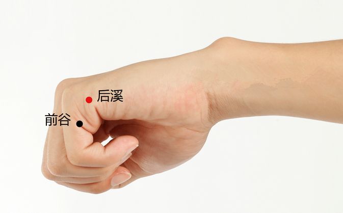 经常熬夜玩手机眼睛会变小吗,每天熬夜玩手机眼睛发黄