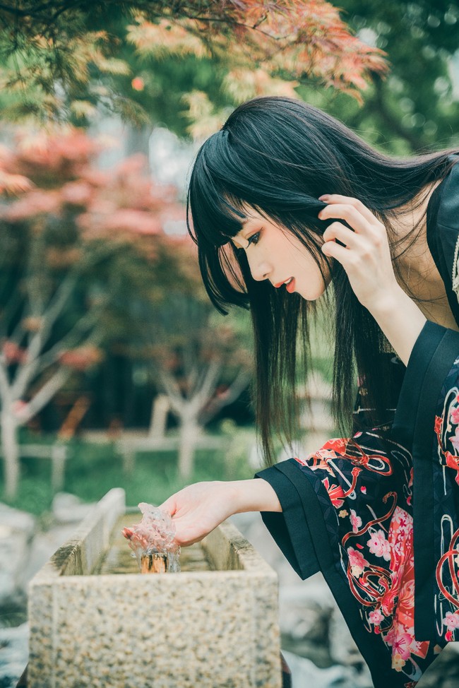 白衬衫紫色头发的二次元cosplay,最近火的cosplay二次元