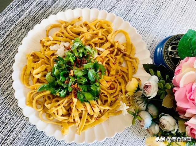 制作手擀面有诀窍，记住“3放1揉2煮面”，面条耐煮，口感筋道