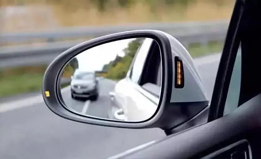 开车不小心碰到人怎么处罚,开车不小心碰到别人怎么解决