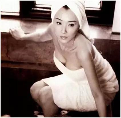 明星泡温泉,42岁女明星泡温泉