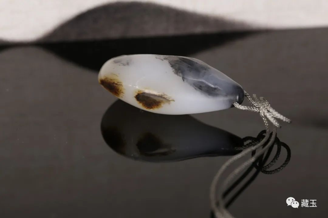 新疆和田玉籽料三色玉龙题材吊坠,和田玉籽料三色青花籽料多少钱