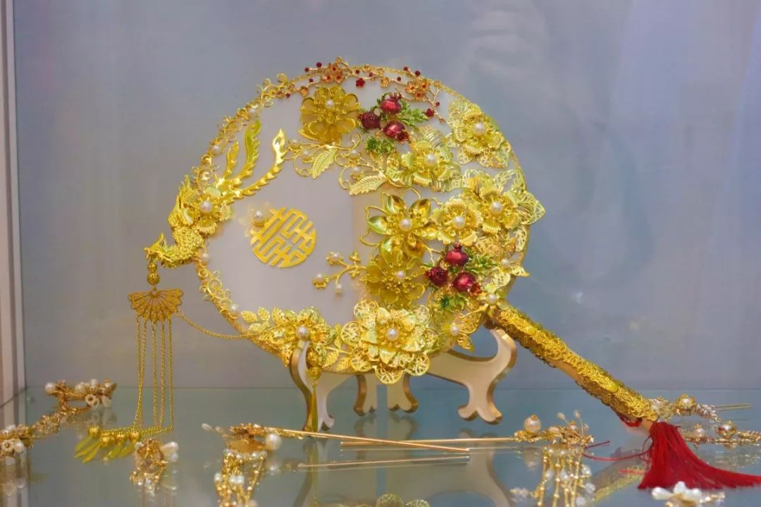 圆每个妹剂C的公主梦，这家店现在婚纱免费试，饮品+蛋糕请你食