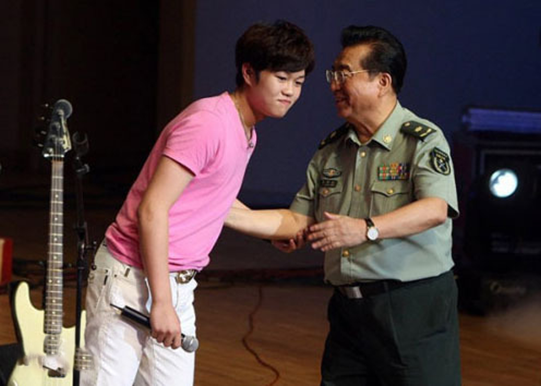 黄宏与李天一的照片,李天一的干爹黄宏现在怎样