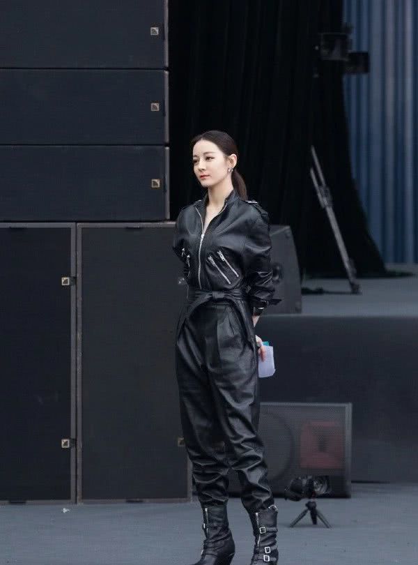 张钧甯挑战皮衣诱惑赶时髦！连衣裙套装+红唇实力扮酷