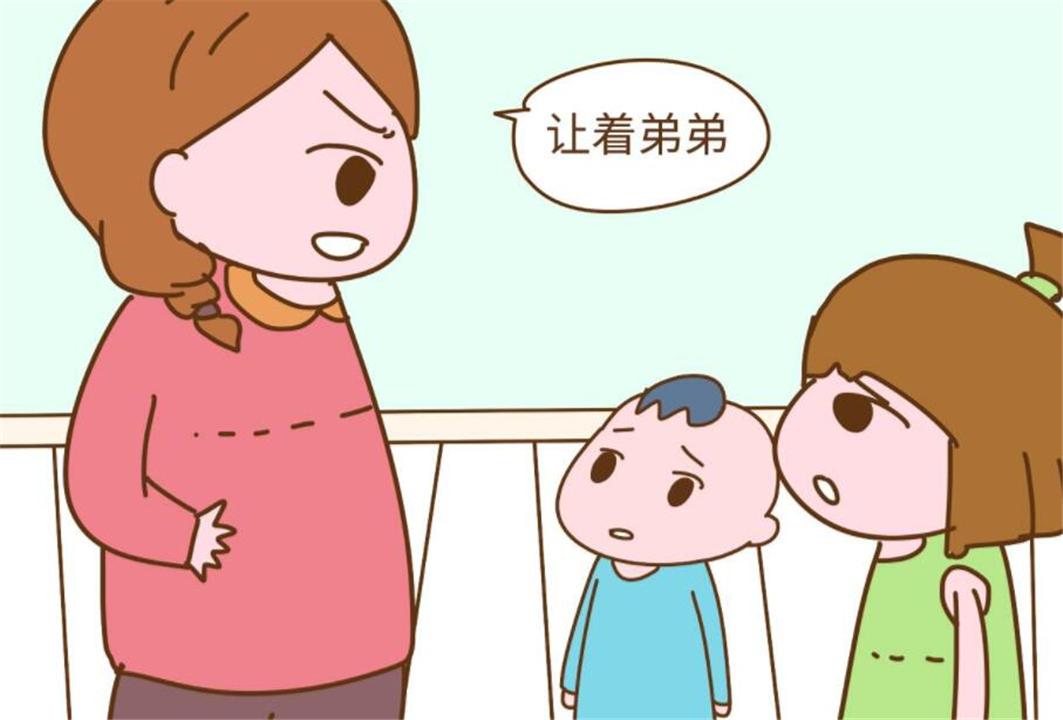 弟弟欺负姐姐妈妈却打姐姐,调皮弟弟捉弄姐姐视频