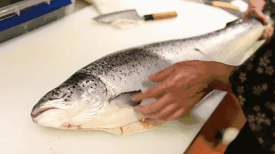 在昆明这家日料店，吃个寿司居然被“烫”到嘴