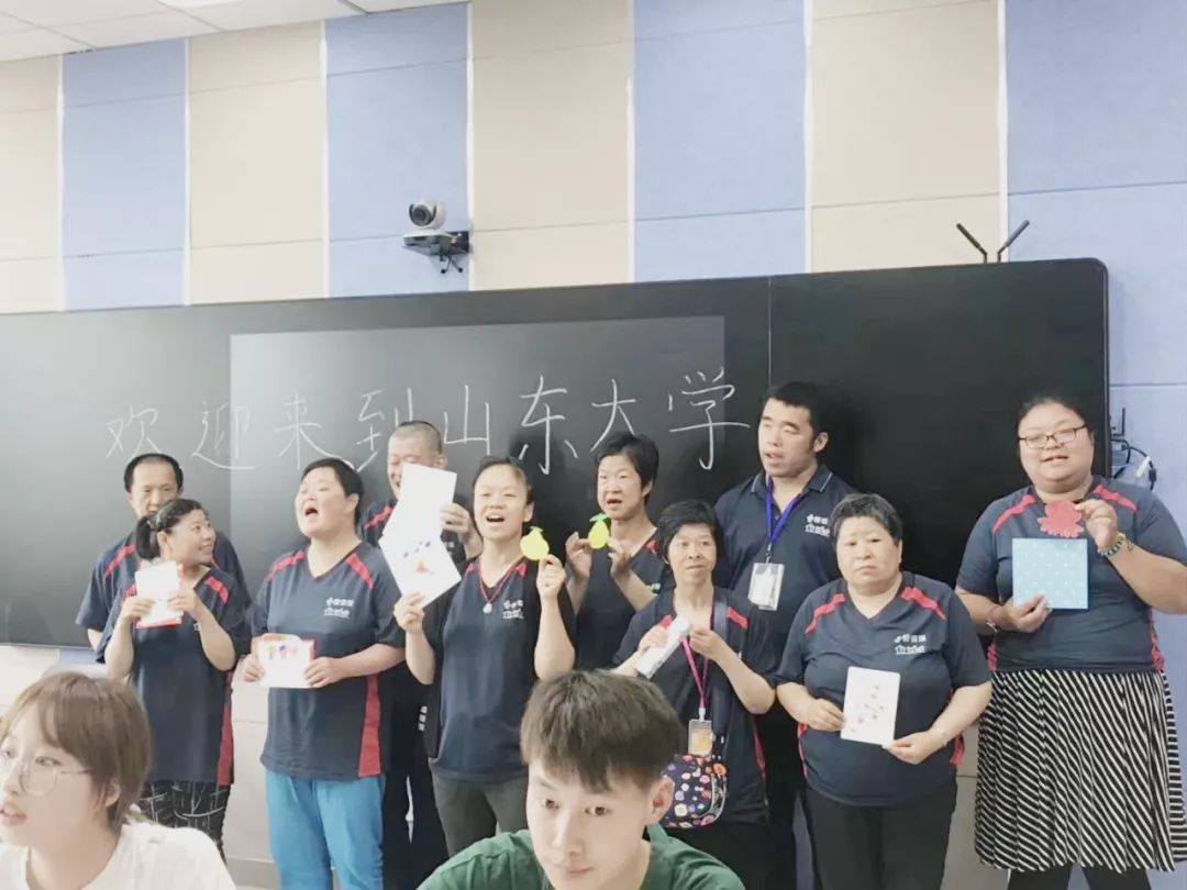 “汇聚爱心，共筑大学梦”---看网教师生将爱与善传递