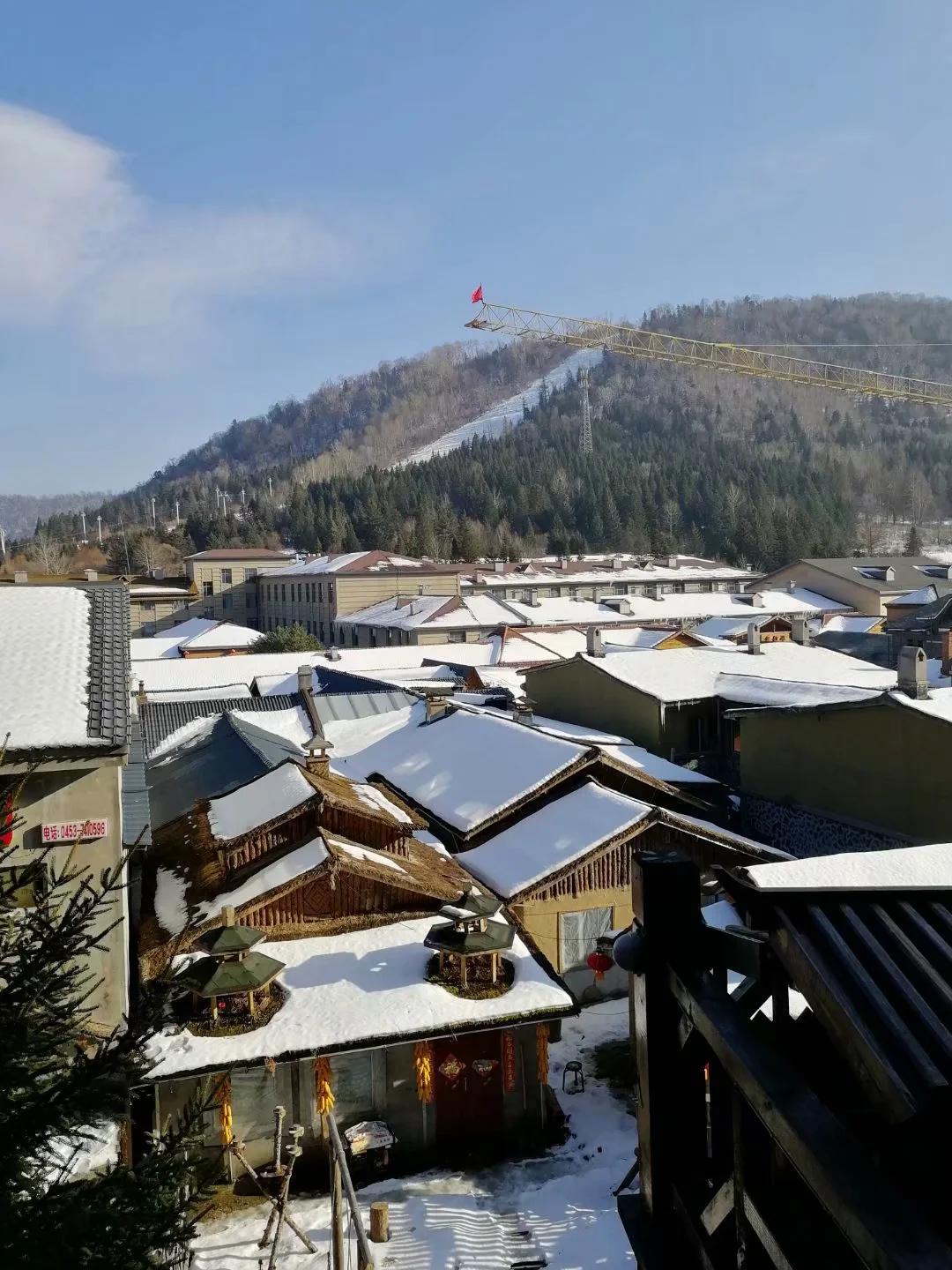 小小双峰冷凝紫气，壮美山河雪掩行踪